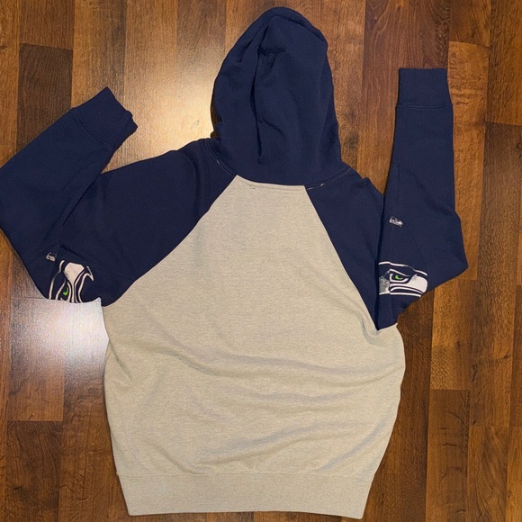 Men's Seattle Seahawks Hands High Pullover Hoodie (size XL) - Picture 6 of 7